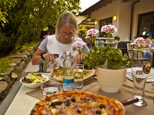 Essen auf der Terrasse des Landhotel Denggerhof in Mayrhofen